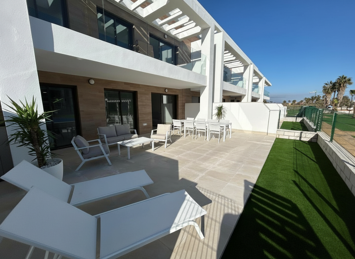 Ruim privéterras met loungehoek en zonnebedden