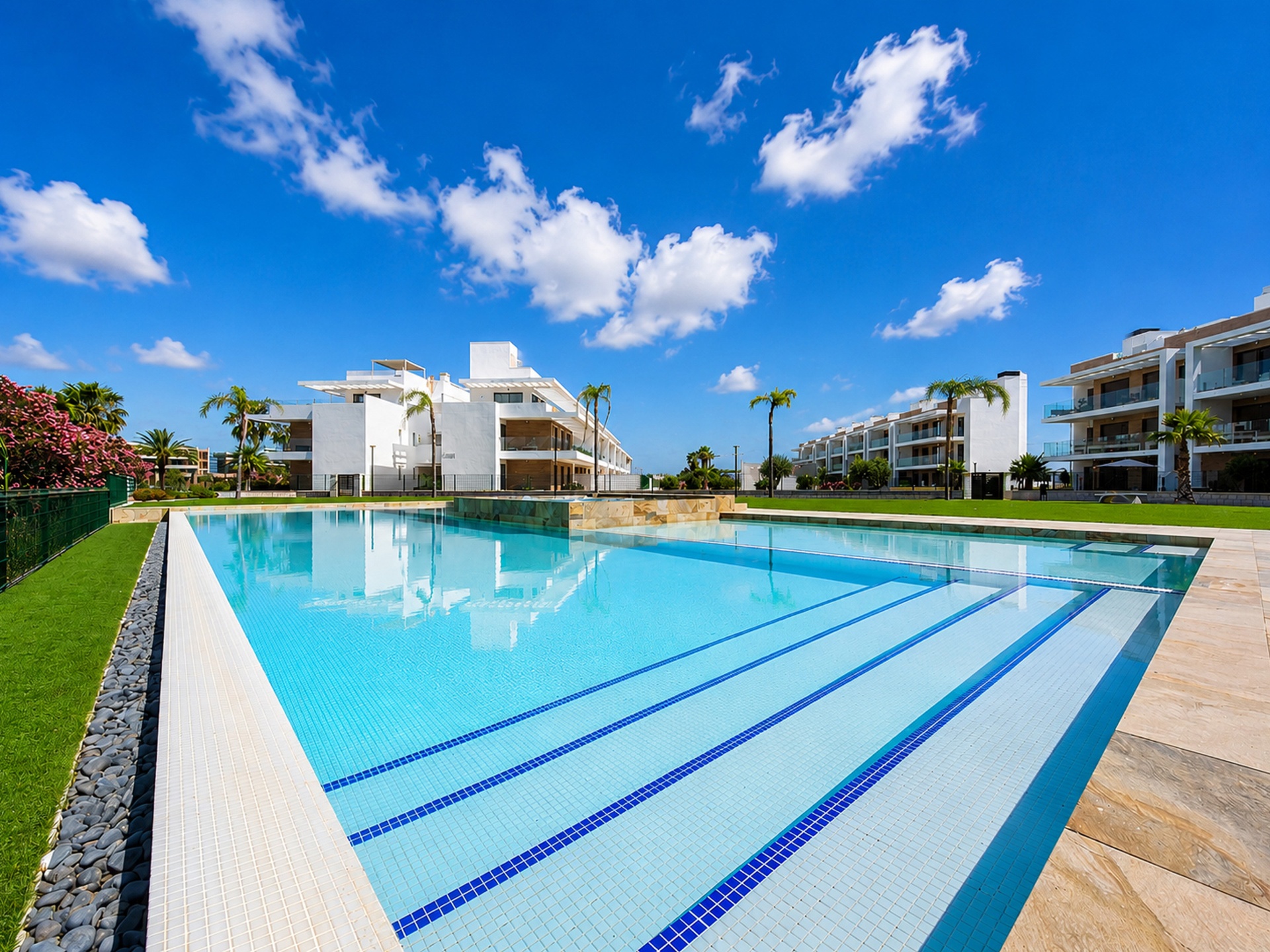 Groot gemeenschappelijk zwembad in Velapi Golf Resort